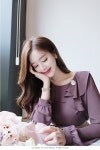 아뜨랑스 - bs3825 딥 로즈 컬러의 플레어 러플 장식 진주 브로치 쉬폰 블라우스 blouse bs3825 딥 로즈 컬러의 플레어 러플 장식 진주... 