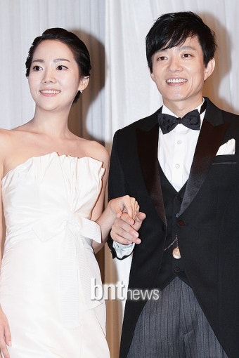 포토 결혼을 앞둔 예비부부 이범수이윤진 | 한경닷컴 [포토] 결혼을 앞둔 예비부부 이범수-이윤진