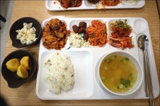 뽐뿌:자유게시판 - 오늘자 점심 구내식당.jpg 오늘자 점심 구내식당.jpg