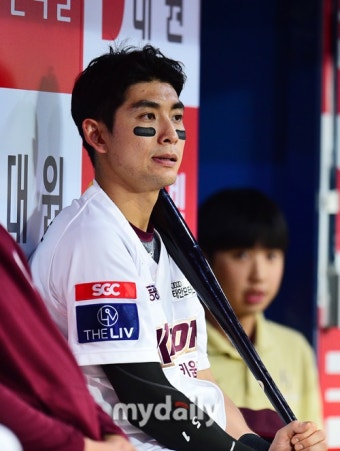 마이데일리 [MD포토] 3타수 무안타 이정후 '침묵하는 방망이'