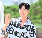 마이데일리 [MD포토] 신성 뉴스타의 멋진 손인사