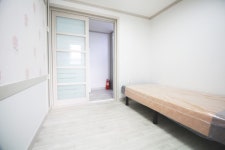 피터팬의 좋은방 구하기  신당동 와룡시장 근방 반전세 정투룸입니다 침대 2개 