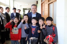 뽐뿌:자유게시판 - 일일 초등 돌봄교사 된 문재인 대통령 일일 초등 돌봄교사 된 문재인 대통령