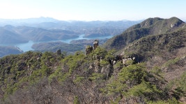 청풍호반 비단 물결로 수 놓은 산, 금수산(錦繡山, 1016m)... 뽐뿌:등산포럼 청풍호반 비단 물결로 수 놓은 산, 금수산(錦繡山, 1016m) <사진많음>