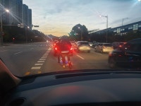 도로위에 킥보드 두대... - 뽐뿌:자유게시판 도로위에 킥보드 두대...