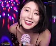 노래방에서 열창 중인 나비.gif - 뽐뿌:유머/감동 노래방에서 열창 중인 나비.gif