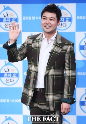전현무와 설민석, 유병재가 함께 출연하는 선을 넘는 클래스 6번째 시즌, 여행 강의로 방송 재개를 통해 초심 회복 노력 중.