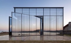 Mirrored Cafe Facades : Mirrored Cafe