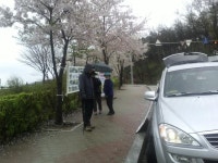 WIKITREE | 이회장의 이중적 기업가 정신을..수원 광교산 입구에서 등산객과!!  이회장의 이중적 기업가 정신을..수원 광교산 입구에서 등산객과!! 