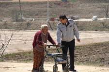 어르신에게 행복을 선물한 경찰관