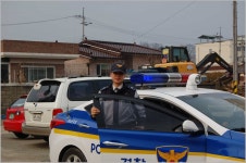 WIKITREE | “NO라 할 때 YES라고 하는 당신은 신임경찰” “NO라 할 때 YES라고 하는 당신은 신임경찰”