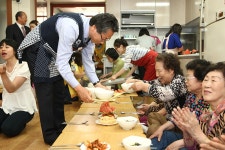 종로에 가득한 꽃보다 아름다운 효심(孝心)