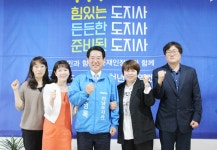 WIKITREE | 전남 학원 운영자들 “김영록, 전남교육 살릴 유일한 후보” 전남 학원 운영자들 “김영록, 전남교육 살릴 유일한 후보”