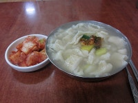 원초적인 수제비맛이 좋은집....충무동  골목집 ....