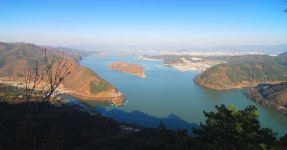 산행기 - 기암과 함께 제멋대로 자란 노송 그리고 호수조망 .............................삼악산