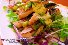 봄철 입맛 돋우는 두릅 항정살 말이 샐러드 - 10만개의 레시피, 메뉴판키친 요리판