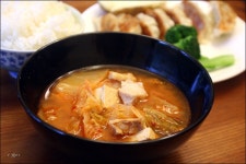 [낚시꾼] 평범한 어느날의 김치찌게, 중화냉면, 샐러드 - >)))>< - 기타음식 갤러리