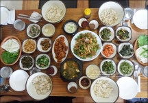 남양주 보리밥 나물 듬뿍 대청마루