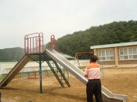 창원 반동초등학교 놀이시설 살균 . 소독 실시 - 바닥재 소독 - 한국어린이놀이터안전협의회 창원 반동초등학교 놀이시설 살균 . 소독 실시