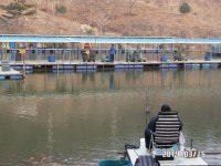 아산신수 유료낚시터 > 아산 신수지 강풍이 몰아친 3월 세째주말 모습입니다. : 낚시사랑