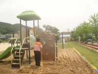 창원 반동초등학교 놀이시설 살균 . 소독 실시 - 바닥재 소독 - 한국어린이놀이터안전협의회 창원 반동초등학교 놀이시설 살균 . 소독 실시