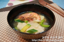 아이들에게 부담없이 먹일수 있는 주말별미~ 쌀수제비 *^^* - 10만개의 레시피, 메뉴판키친 요리판