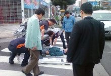 손학규 대표,교통사고 목격하자 즉시 구호조치