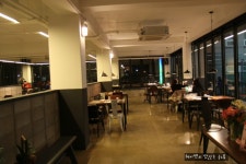 홈메이드방식으로 만든 신선한 샐러드와 건강한 스테이크가 있는 곳~ 어라운드키친