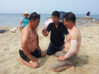 해변에서 친구둘과 함께 여름휴가를 ... - ** 영랑동창회 모습 ** - 영랑초등학교14회동창회 6. 속초 장사동 해변에서 친구둘과 함께 여름휴가를 ...