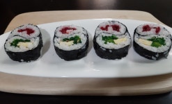 비트를 넣어 만든 태극문양의 아삭한 아리랑 김밥 - 행복밥상＆요리조리 - 친환경농산물을 사랑하는 사람들 비트를 넣어 만든 태극문양의 아삭한... 