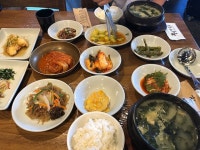 줄서서 먹는다는 부산 유명 미역국.jpg - 악플달면 쩌리쩌려버려... 차분한 20대들의 알흠다운 공간 줄서서 먹는다는 부산 유명 미역국.jpg