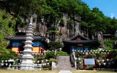 병풍바위 속에 봉안된 대웅전, 무량수전의 일붕사 둘러보기-경남... 속에 봉안된 대웅전, 무량수전의 일붕사 둘러보기-경남 의령군 궁유면 소재