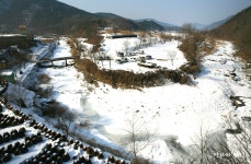 수리산 용운사 산신각앞을 흐르는 사창천의 설경과 된장단지 풍경... 수리산 용운사 산신각앞을 흐르는 사창천의 설경과 된장단지 풍경