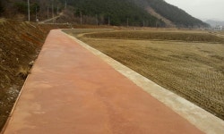 김해 봉하마을 황토포장(흙콘크리트, 경화마사토포장) 시공 - 습식 - (주)신의산업 / (주)옛길 김해 봉하마을 황토포장(흙콘크리트... 