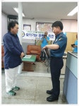 김근수 시인이 중부경찰서장 감사장 받는 사진 - ──김근수시인 앨범 - 그린파워의료기 김근수 시인이 중부경찰서장 감사장 받는 사진