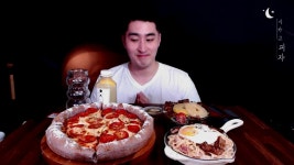 먹방 복귀한 BJ엠브로.gif - 웃긴자료 ‥‥‥‥‥、 - 도탁스 (DOTAX) 먹방 복귀한 BJ엠브로.gif