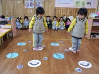 하트징검다리 건너기 - 햇님반 생활 - ♥ 상계4동 어린이집 ♥ 하트징검다리 건너기