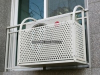 주식회사 대신이앤지 - 제품사진 - 에어컨 설치를 준비하는 사람들 에어컨실외기받침대,실외기거치대,실외기설치대의 안전성 1등급. 주식회사...