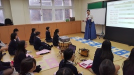 한국전통문화예절연구회] | 문산수억고등학교 2학년 전통예절교육을... - Daum 카페  문산수억고등학교 2학년 전통예절교육을... 