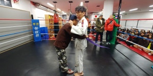 - 25년 9월13일 제49회 투혼 종합대회 안내 - 새절투혼정심관 복싱/킥복싱/주짓수/다이어트 이동렬사범의 벨트수여식 사진입니다.