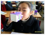 우유 마시는 모습 - 4-2반 사진 - 강구초등학교 최명식 우유 마시는 모습