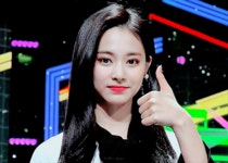 WANT - 쯔위 얼굴 엄지척.gif