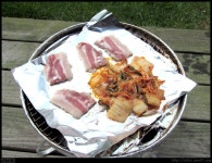 오늘의유머 - 뒷마당에서 김치 삼겹살을 만들었습니당 뒷마당에서 김치 삼겹살을 만들었습니당