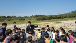 경기항공 드론교육원 | 밴드 초등학생 드론체험   초등학생 드론체험을 경기항공 드론교육원에서 시행했다. 비행조종방법과 비행원리를 교육하고... 