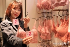 광주신세계, 엘라코닉 러브 유어 브레스트 캠페인 진행 - 아시아경제 광주신세계, 엘라코닉 러브 유어 브레스트 캠페인 진행