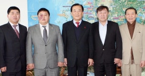 [포토]박준영 전남 도지사, 몽고 민테사아칸 톱 아이막주 지사와 면담  - 아시아경제 [포토]박준영 전남 도지사, 몽고 민테사아칸 톱 아이막주... 