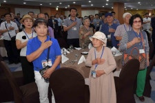 [포토] 국민의례하는 남측상봉단 - 아시아경제 [포토] 국민의례하는 남측상봉단