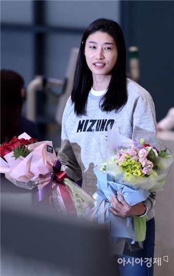 [포토]김연경, '배구 여제의 금의환향' - 아시아경제 [포토]김연경, '배구 여제의 금의환향'