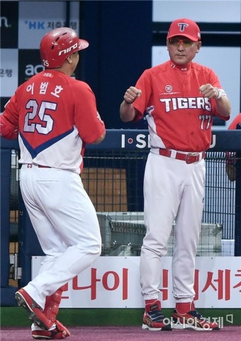 [포토]김기태 감독 '이범호, 역전 투런포 좋았어' - 아시아경제 [포토]김기태 감독 '이범호, 역전 투런포 좋았어'