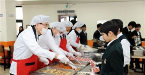 [동정]유덕열 동대문구청장, 대광중학교서 배식봉사 - 아시아경제 [동정]유덕열 동대문구청장, 대광중학교서 배식봉사